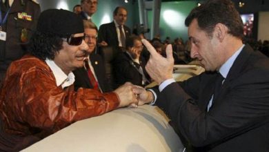 نيكولا ساركوزي والعقيد معمر القذافي